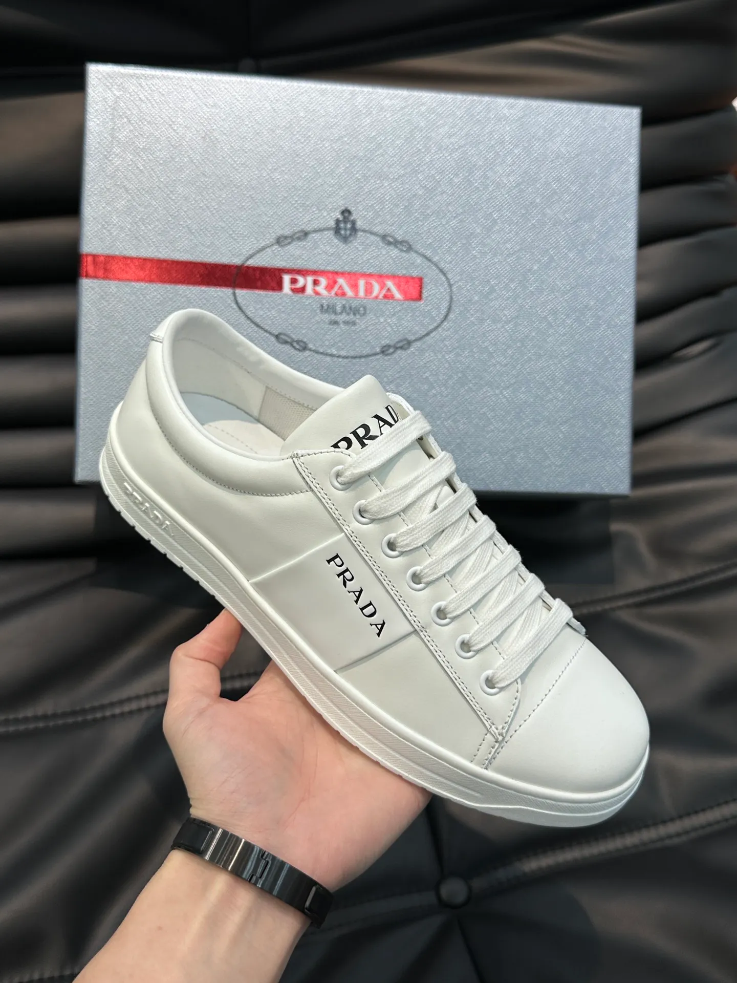 Men's shoes 💰p360 "Men's shoes 💰pRAD*" Prada's new high-end men's casual sports shoes. This leather sports shoe uses calfskin upper. The body of the shoe interprets the Prada letter brand logo from multiple angles. The brand logo is embellished on one side of the upper, all explaining the brand style. Sheepskin lining, lightweight, comfortable and durable! Size: 38-44